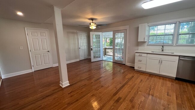 Building Photo - Renovated larg single family home! 2,200+ sf