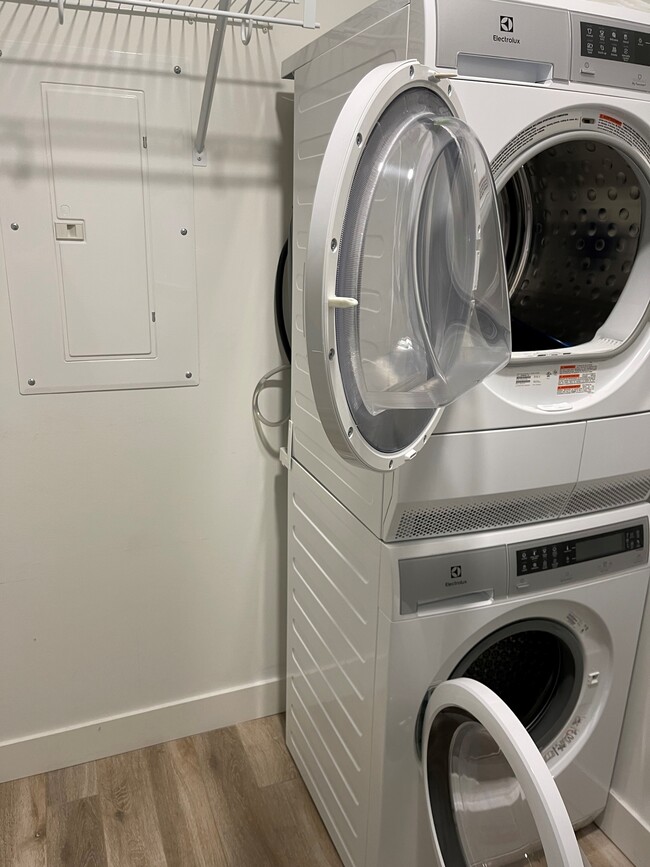 Built-In Washer/Dryer - 2061 Rue Stanley