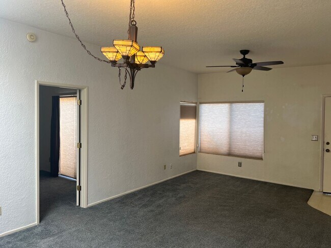 Building Photo - Attractive 3 Bed. 2 Ba. Townhome at Columbus & Ft. Lowell