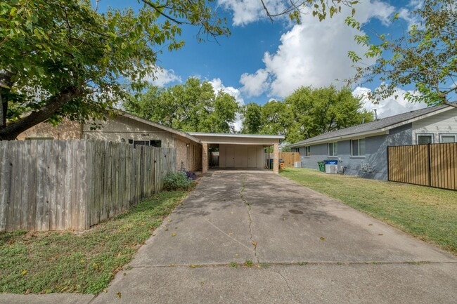 Building Photo - Cozy 2-Bedroom Duplex in Prime North Austi...