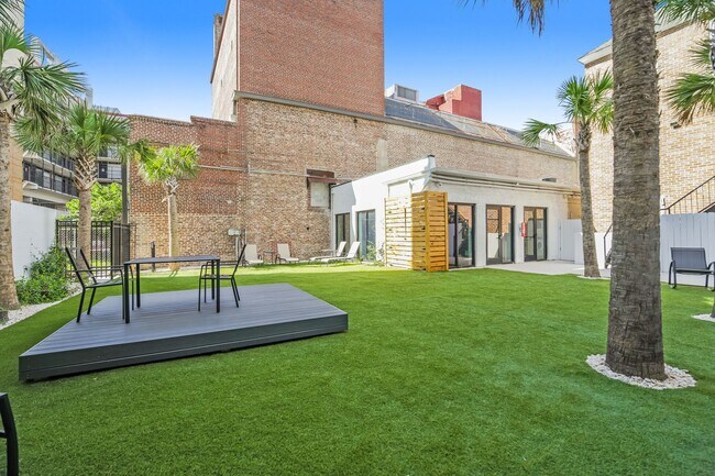 Foto del edificio - 2 bed/1 bath on King St. Live in the Heart...