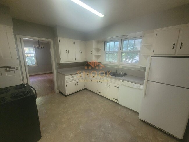 Foto del edificio - LARGE CAMPUS HOME AVAILABLE MID AUGUST 2024