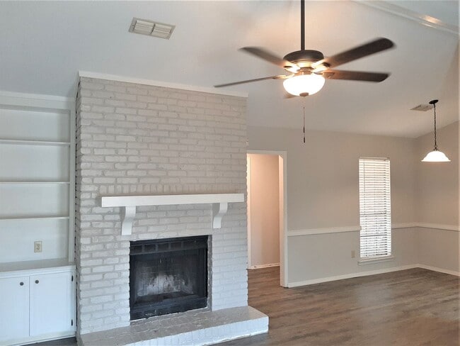 Building Photo - Adorable 2-Bedroom, 2-Bath Townhome Near A...
