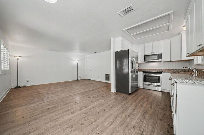 Building Photo - 16932 McKenzie Dr
