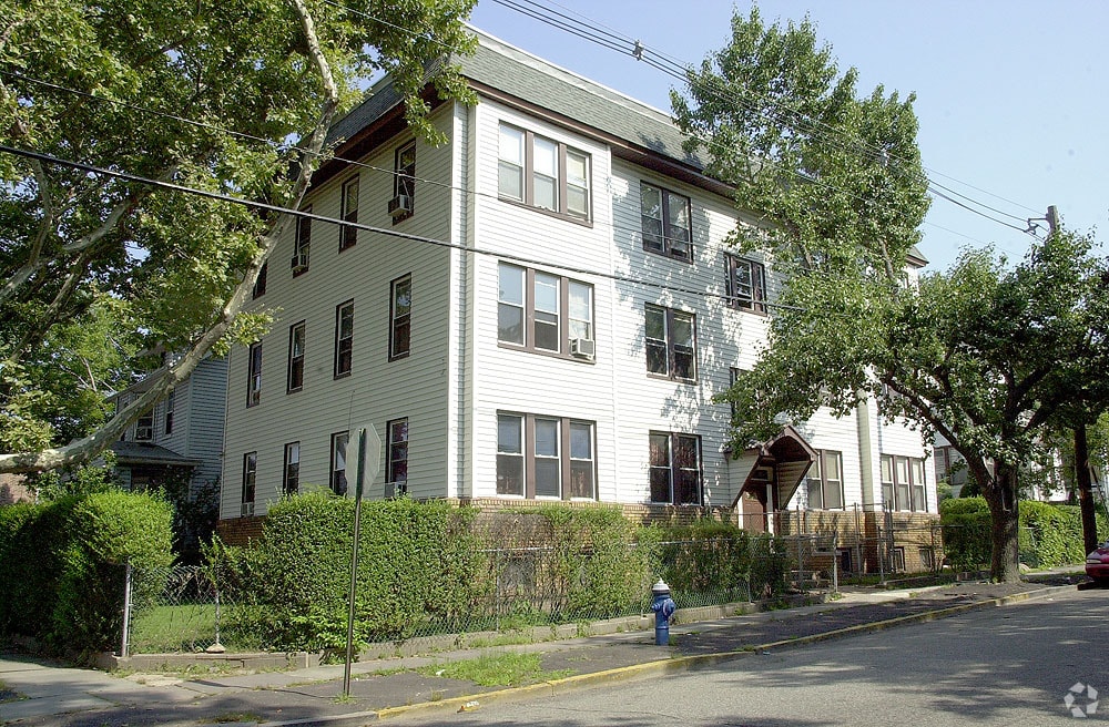 Building Photo - 31 41st St