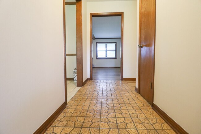 Building Photo - Gorgeous 3 Bedroom Remodel, Jenks Schools,...