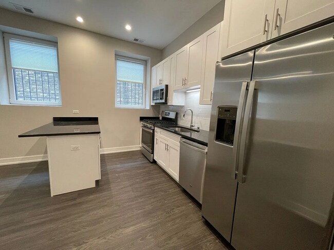 Building Photo - 1730 W. Greenleaf Ave