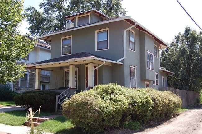 Building Photo - Classic charm in Near South!