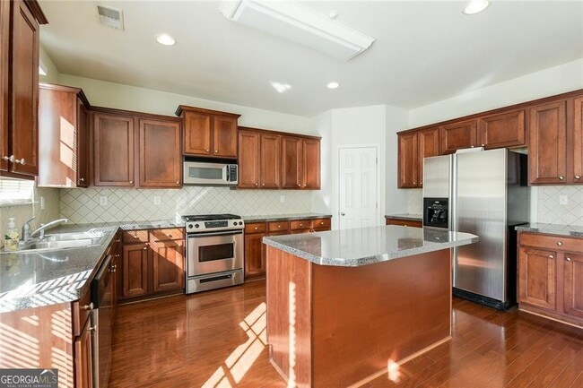 Building Photo - 669 Maple Grove Way
