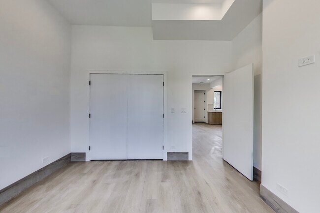 Foto del edificio - 2023 N Drake Ave