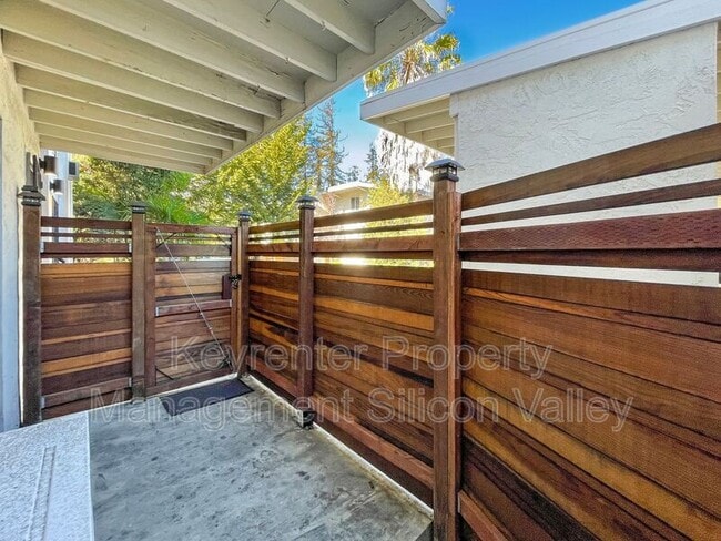 Building Photo - 923 Ravenscourt Ave