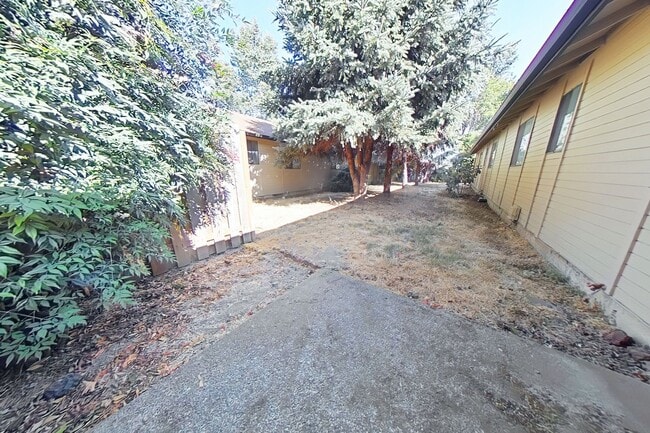 Building Photo - 2 Bedroom Duplex ~ Albany