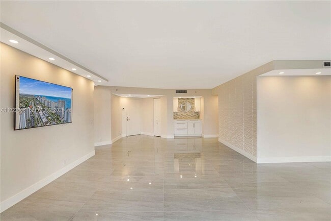 Building Photo - 3500 Mystic Pointe Dr