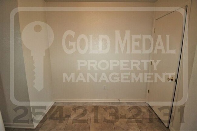 Foto del edificio - 1103 Lansberry Ct