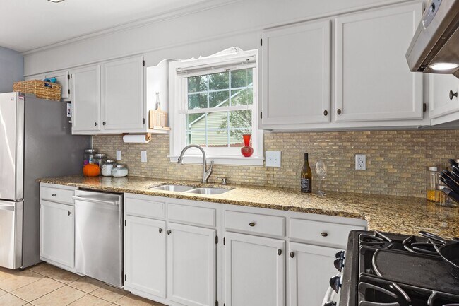 Foto del edificio - 3 bedroom house in Durham with fenced yard!