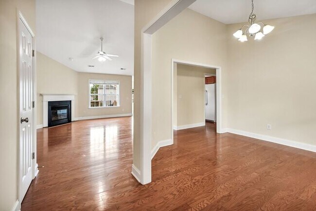 Foto del edificio - Leland Wedgewood at Lanvale community, Great open floor plan, on level, hardwoods, fire place, ma...