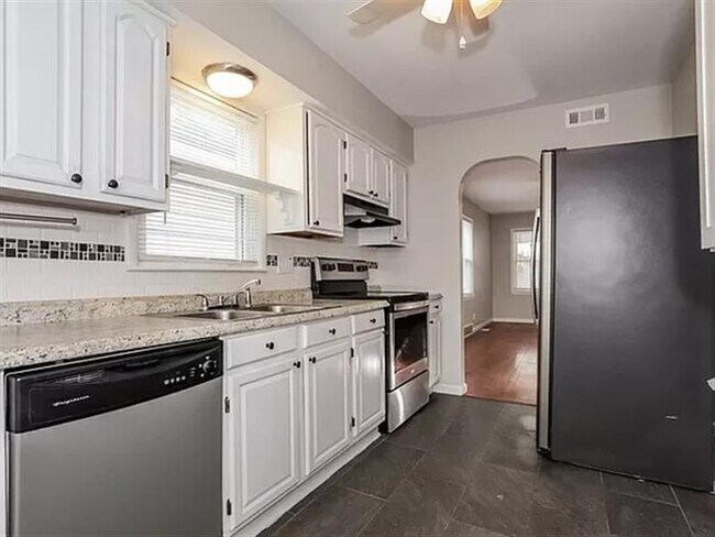 Building Photo - charming bungalow