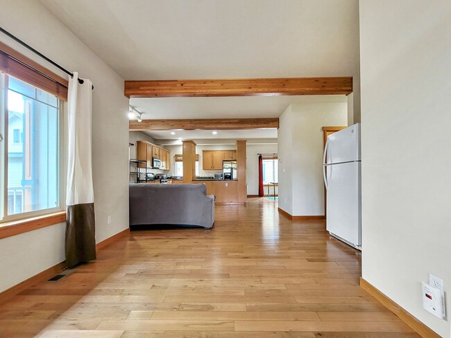 Foto del edificio - Freestanding Townhome - BRAND NEW CARPET