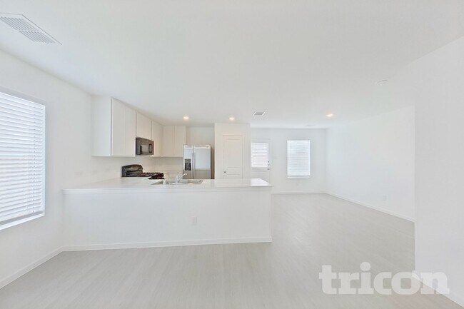 Building Photo - 1601 Parlier St