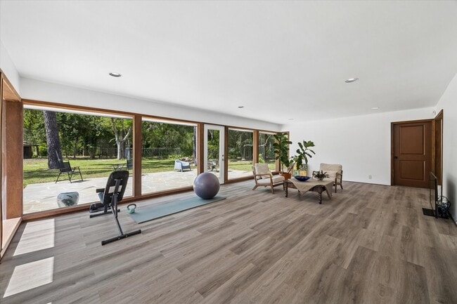 Foto del edificio - 9805 Shadow Wood Dr