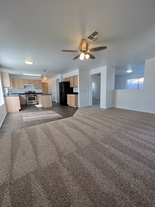 Building Photo - Spacious 4 Bed/3 Bath w/Loft in Great Glendale Location