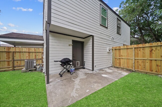 Foto del edificio - Updated Two-Story Duplex in Pearland with Yard Care Included