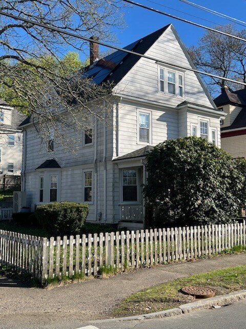 Foto del edificio - 208 Brush Hill Rd