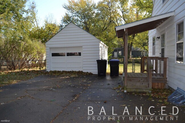 Building Photo - 3 br, 1 bath House - 1916 SW Atwood Ave