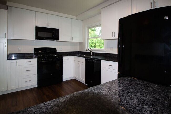 Building Photo - 5400 Stratford Ln