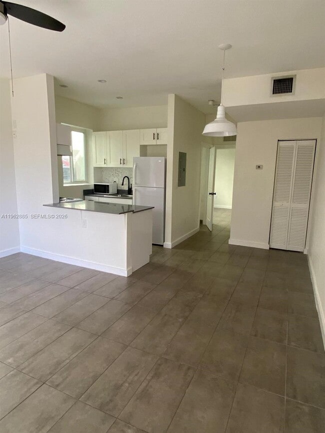 Building Photo - 628 SW 16th Ave