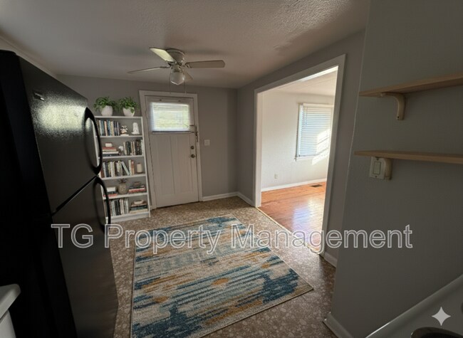 Foto del edificio - 5557 Ramona Blvd