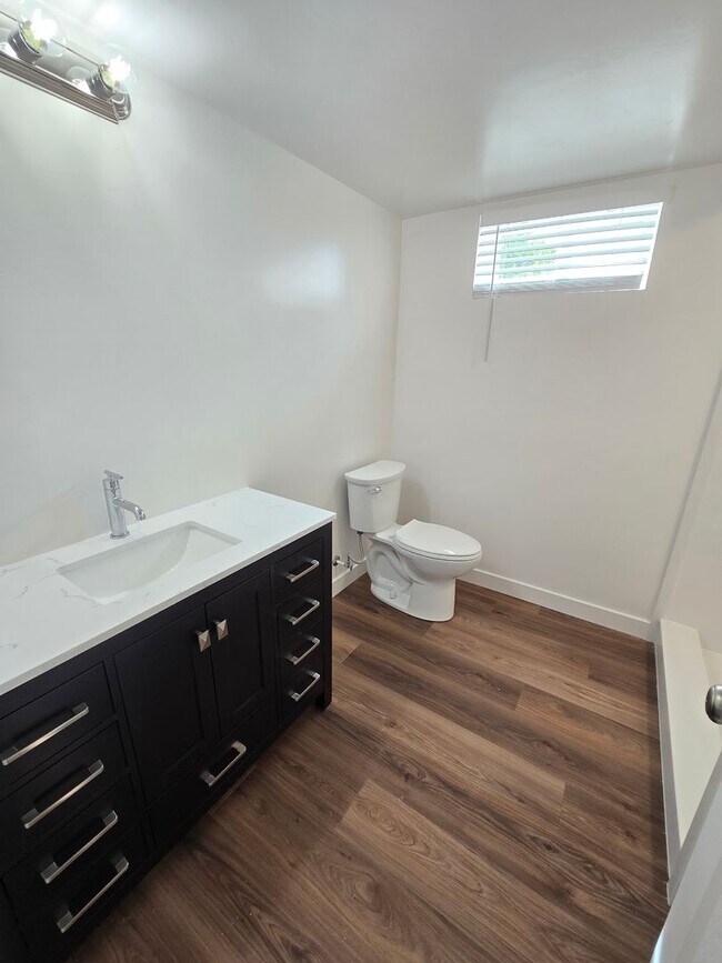 Foto del edificio - Remodeled 4 Bed, 2 Bath with Double Kitchen & Covered Carport