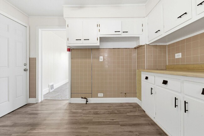 Building Photo - 689 Midland Ave