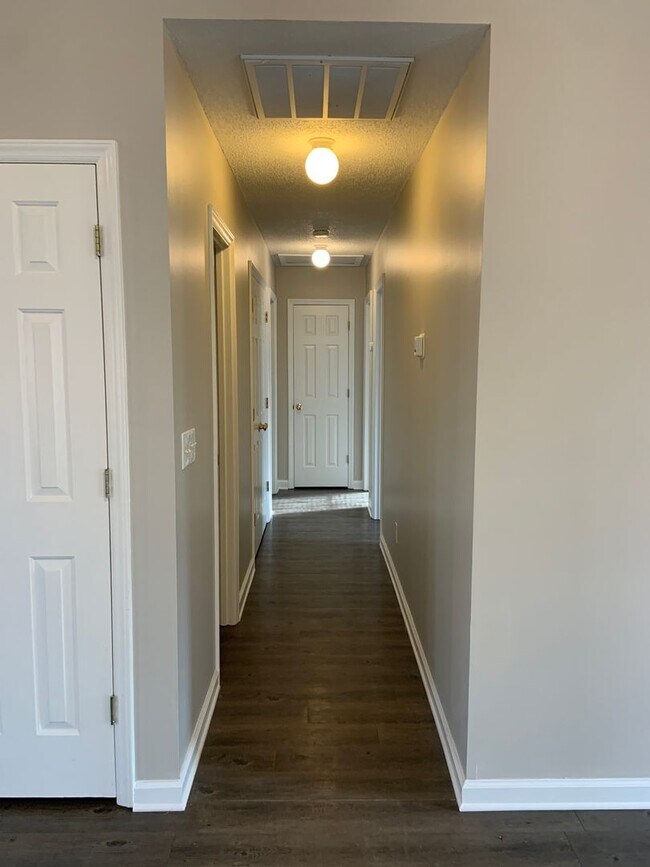 Foto del edificio - Spacious 3 Bedroom Home with wooded privacy