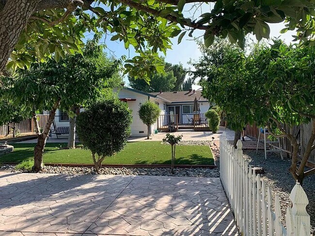 Foto del edificio - CAMBRIAN AREA - Beautifully Maintained 3-B...