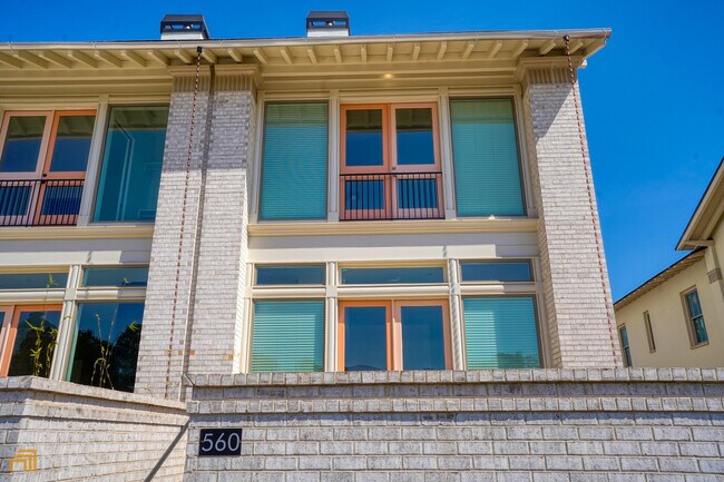 Foto del edificio - 560 Heatherden Ave