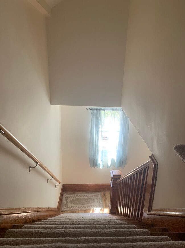 Building Photo - 84 Maple St