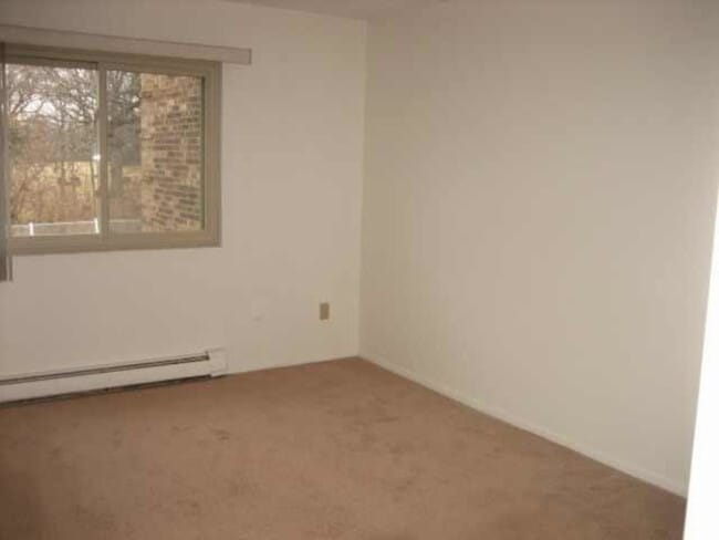 Building Photo - 125 Twin Oaks Dr