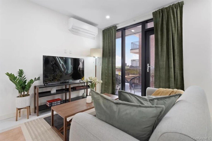 Foto principal - 124-28 Queens Blvd