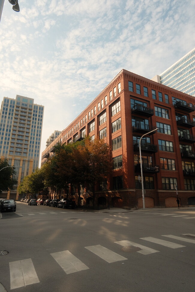 Building Photo - 525 W Superior St