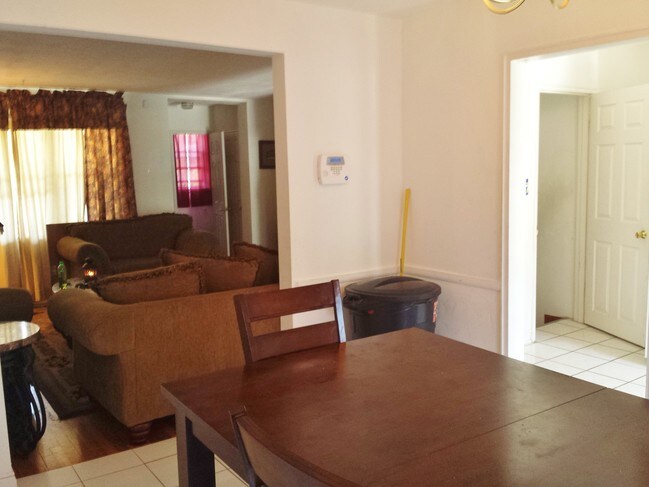 Foto del edificio - 4562 Derby Manor Dr