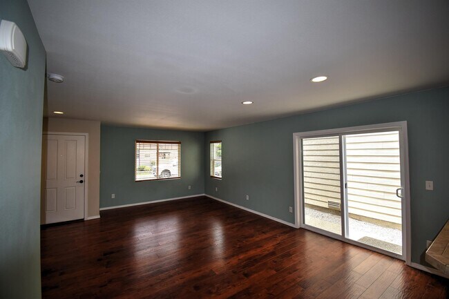 Foto del edificio - 8724 Stockholm Ln NE
