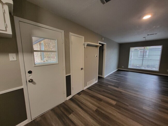 Foto del edificio - Cozy 2 bed 1 bath duplex!