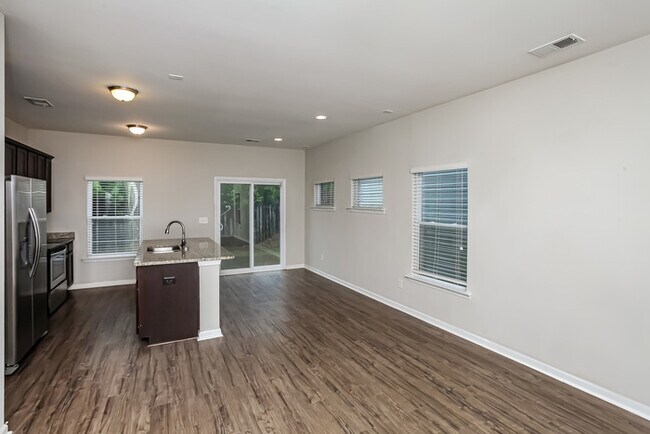 Foto del edificio - APPLY TODAY!