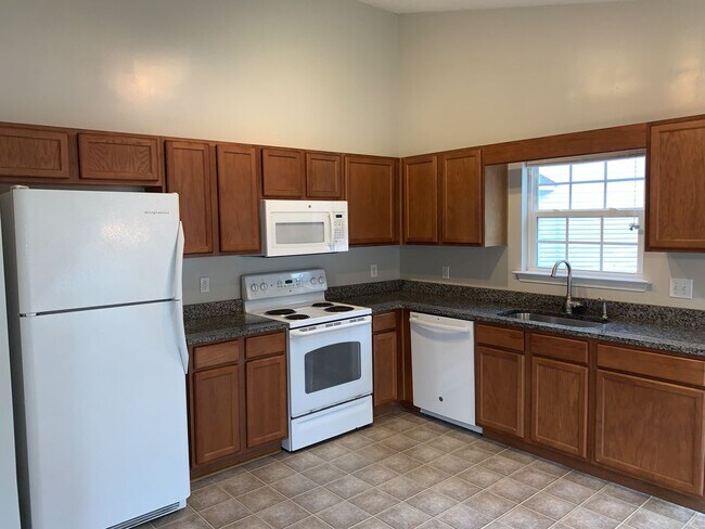 Building Photo - Pet Friendly & Fenced Back Yard! - 3 Bedro...