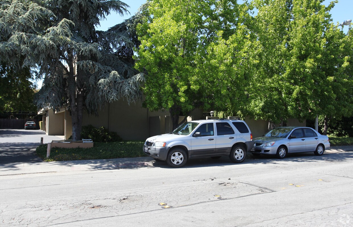 Primary Photo - 89 E 39th Ave