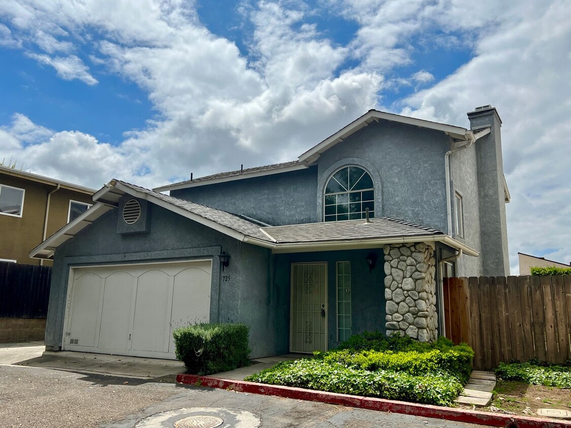 Primary Photo - Two Story, 2 Bedroom 2.5 Bath House w/Cent...