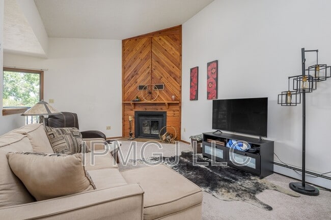 Building Photo - 384 Explorer Ct