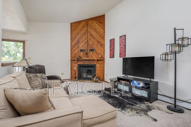 Foto del edificio - 384 Explorer Ct