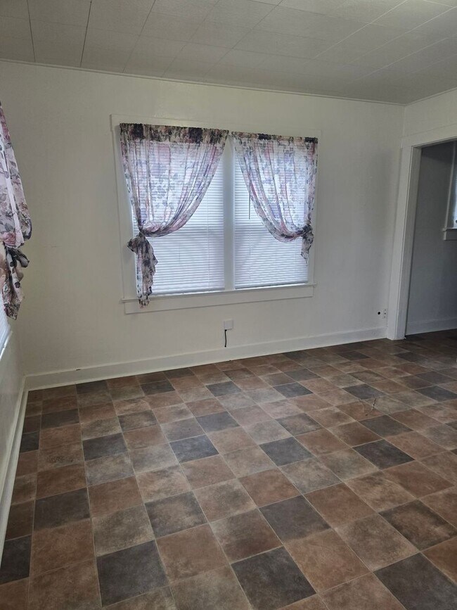 Building Photo - Cute 2 Bedroom